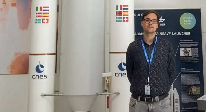 Felix Heinemann vor Raketen