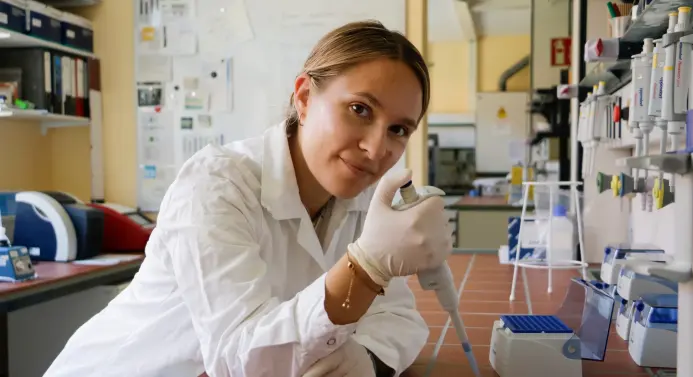 Dr. Jaqueline Hollensteiner im Labor