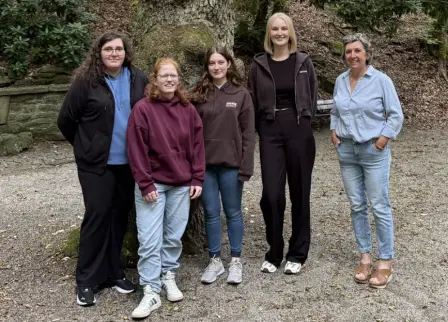Lara Schmidt, Pia Schmitte, Franziska Keim-Henneck und Emily Braun (v. li.) mit ihrer Praktikumsleiterin Gretel Chometon-Luthe unter einem der Nistkästen am Ballotsbrunnen.