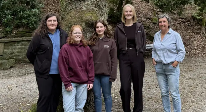 Lara Schmidt, Pia Schmitte, Franziska Keim-Henneck und Emily Braun (v. li.) mit ihrer Praktikumsleiterin Gretel Chometon-Luthe unter einem der Nistkästen am Ballotsbrunnen.