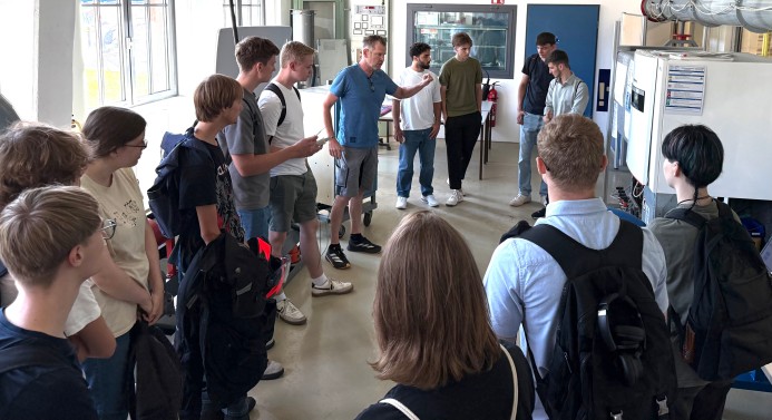 Andreas Montag führte eine Gruppe von interessierten Schülerinnen und Schülern durch das Labor für Energietechnik und Thermodynamik.
