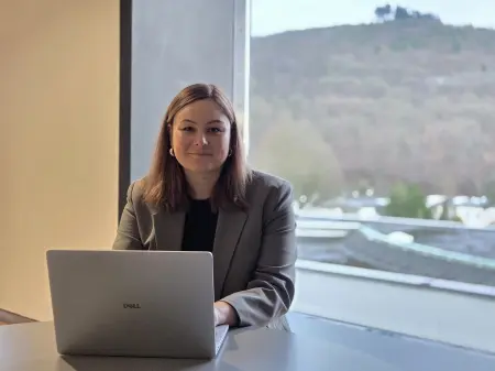 Katharina Hogrebe arbeitet an einem Laptop.