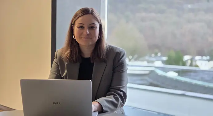 Katharina Hogrebe arbeitet an einem Laptop.