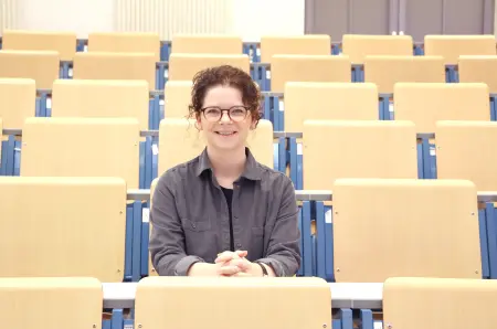 Prof. Dr. Kristina Kusanke sitzt in einem Hörsaal.
