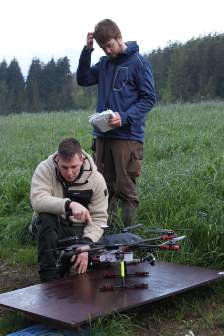 Daniel Hast (li.) und Daniel Winzer bereiten den Drohneneinsatz vor