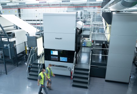 Das freut (nicht nur) die Produktionscontrollerin: Moderne Digitaldruckmaschine im Einsatz bei der Firma Interprint