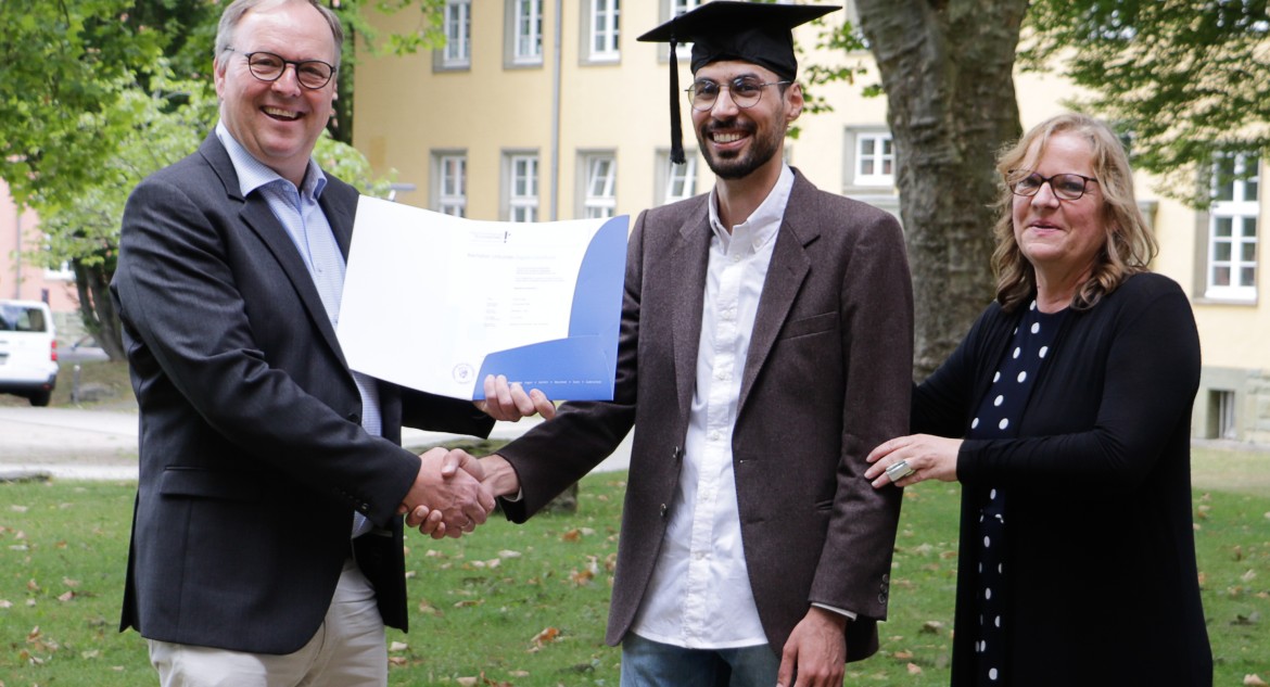 Freuen sich gemeinsam über den Bachelorabschluss: (v.l.) Prof. Dr. Henrik Janzen, Feras Foudah und Marga Taylor
Foto: Christian Klett, FH Südwestfalen