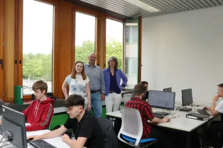 Sabine Linden (stehend, rechts) hat Astrid Kemper und Danny Schulte auf ihrem Weg begleitet.