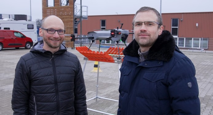 Prof. Dr. Stefan Lier und Prof. Dr. Andreas Schwung forschen an autonomen Drohnen-Fluglinien