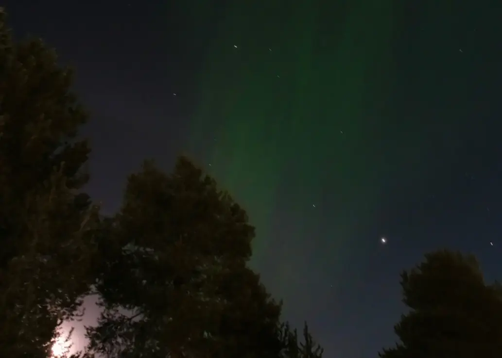 Polarlichter am Nachthimmel.