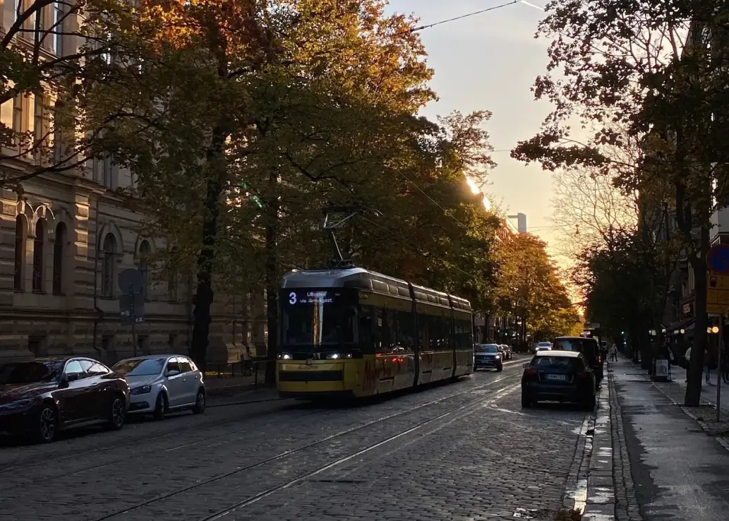Eine Straßenbahn in der Stadt.