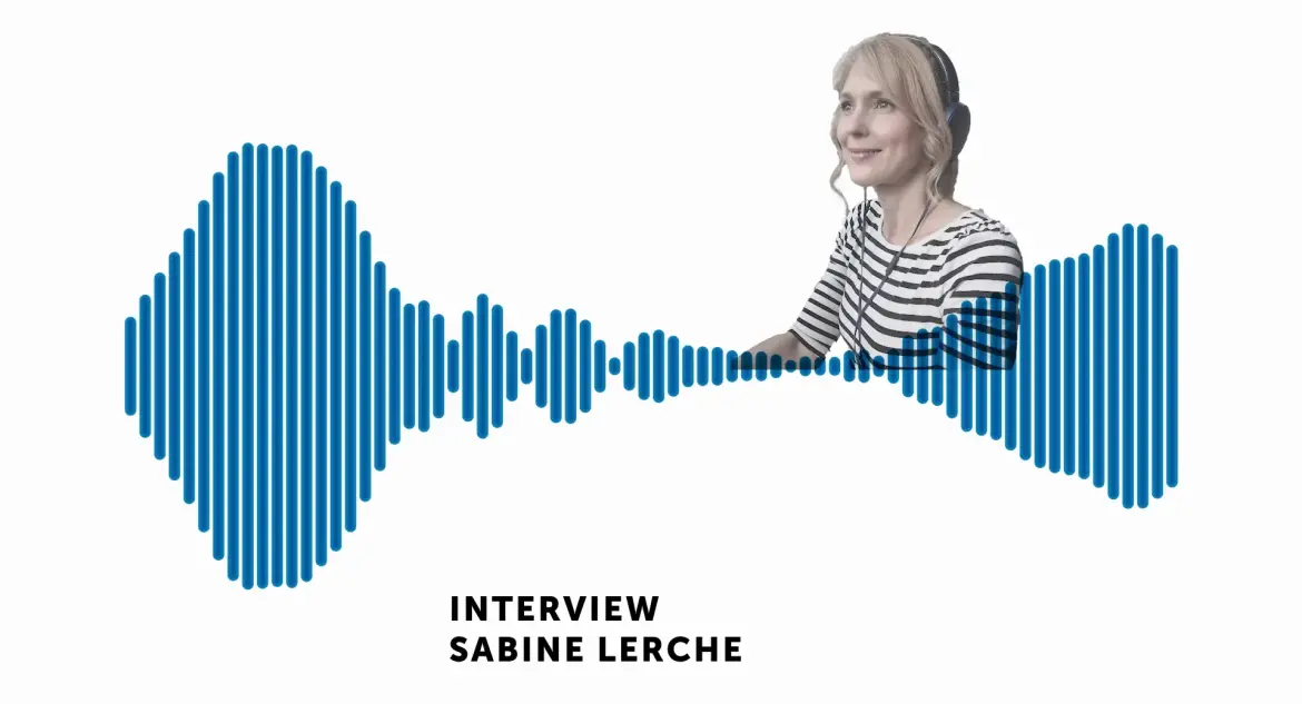 Visualisierung einer Audiospur, am rechten Rand ist eine Frau abgebildet, die Kopfhörer trägt.