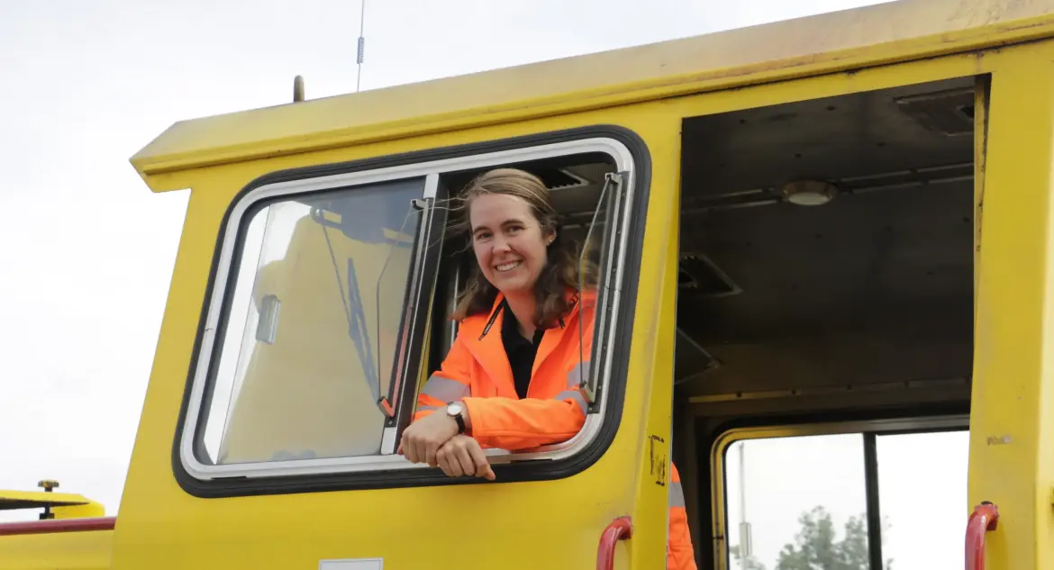 Eine Frau im Führerhaus der Hafenbahn. Auf dem Führerhaus steht: 