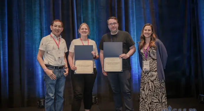 Gruppenbild mit Britta Veenas (2. v. l.) mit Ihrem Betreuer Prof. Dr. Benjamin Buchwitz (2. V. r.) bei der Verleihung des Best Paper-Awards an der Universität von Hawaii