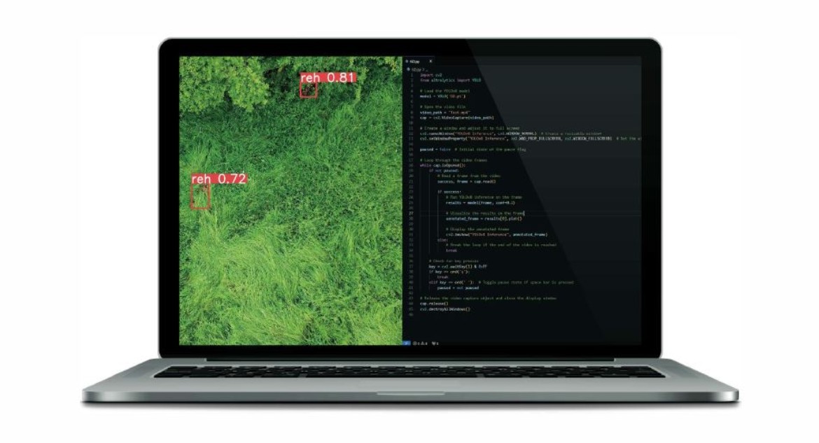 Laptop mit einem Computerprogramm. Es zeigt eine Wiese auf der Stellen mit Rehen mit einem roten Kasten markiert sind.
