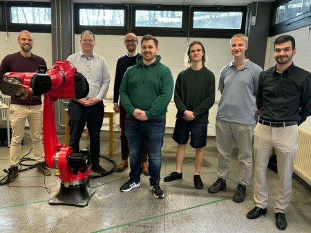 Gruppe Studierender und Mitarbeitender der FH Südwestfalen in Räumen der Schmöle GmbH.