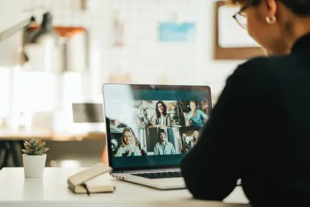 Berufstätige in einem Online-Meeting.