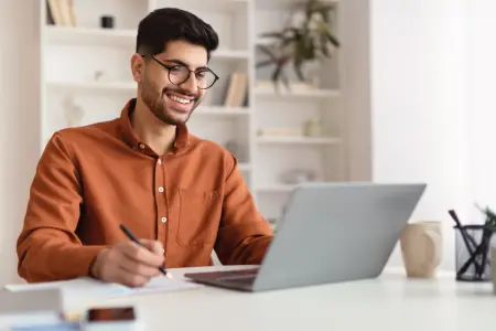 Berufstätiger lernt am Laptop.