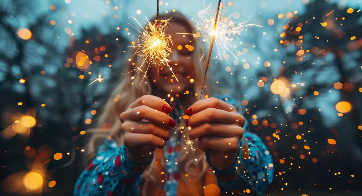 Sylvestermotiv: 2 Hände halten 2 Wunderkerzen