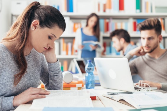 Studierende in Bibliothek