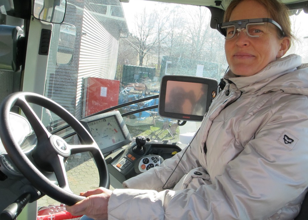 Frau mit Brille im Traktor