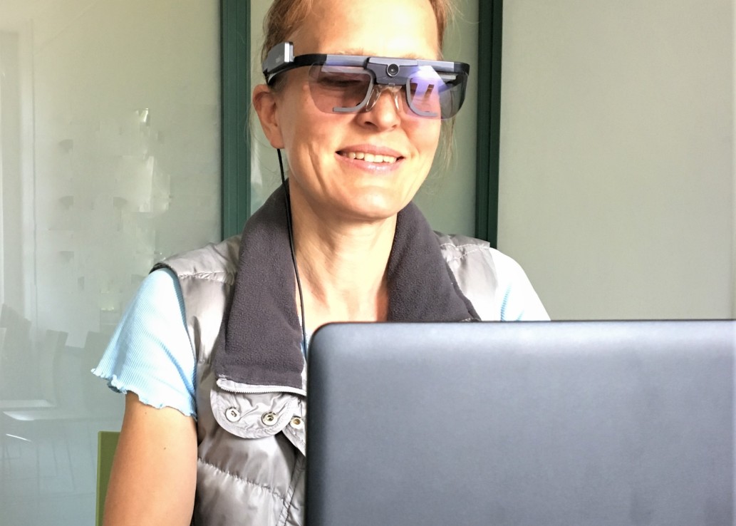 Frau mit Eyetracker