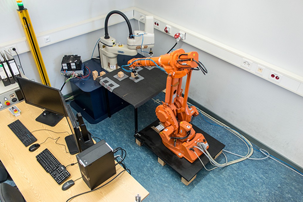 Roboterarm arbeitet an einer Maschine