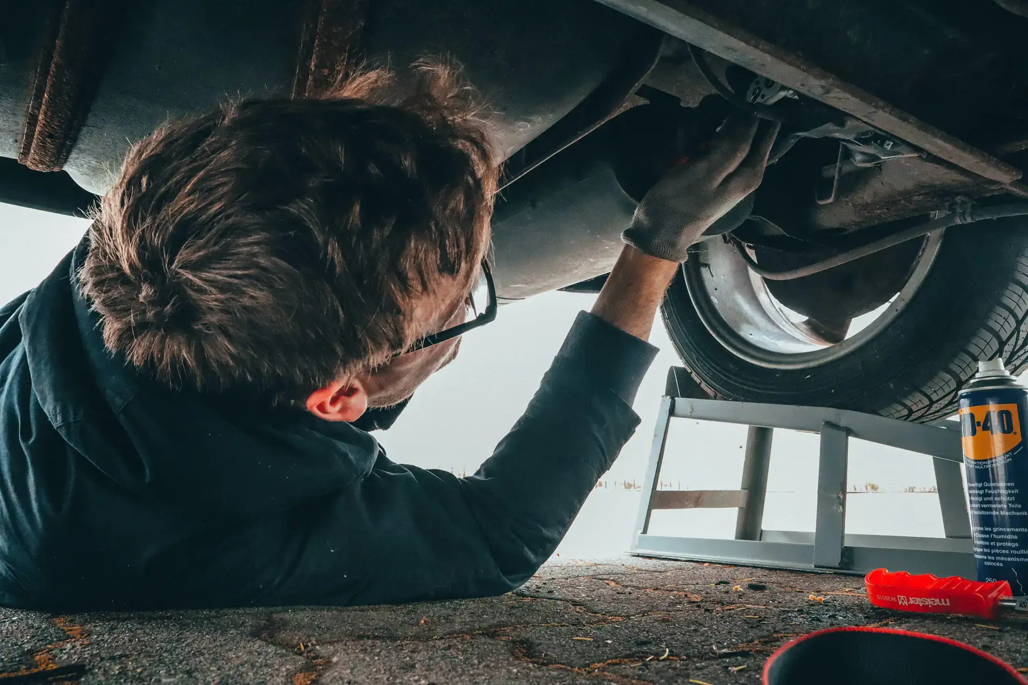 Ein Mann schraubt am Auto