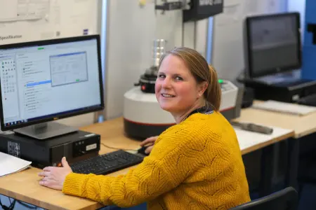 Inga Fricke bei der Nutzung der Software