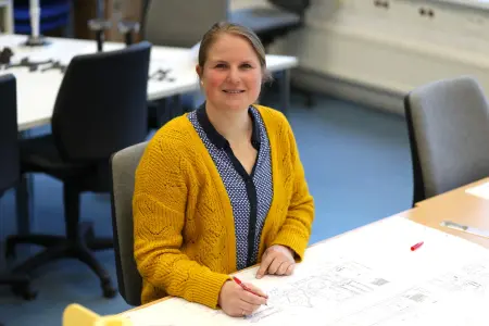 Inga Fricke bei der Kontrolle einer Entwurfszeichnung einer Bachelorarbeit zum Thema