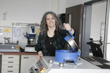 Melanie Frieling an der Blechprüfmaschine. Foto: Christian Klett, FH Südwestfalen