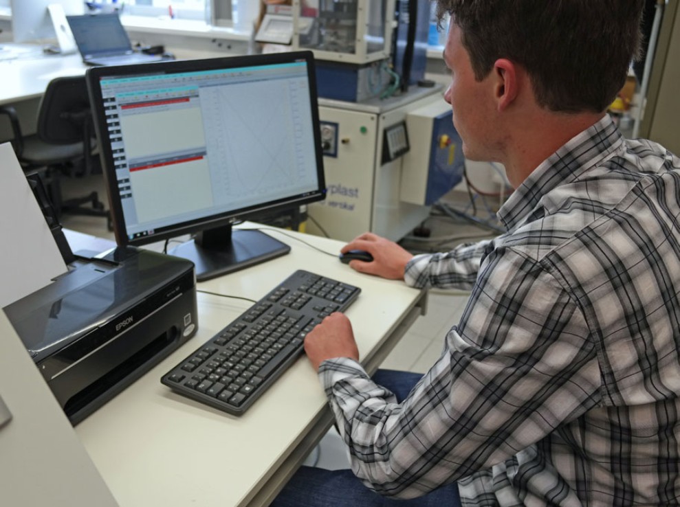 Studierender arbeitet am Computer