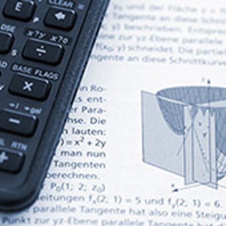 Taschenrechner und Mathematikbuch