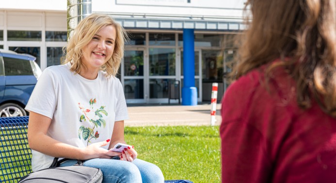 Zwei Studierende sitzen am Laptop